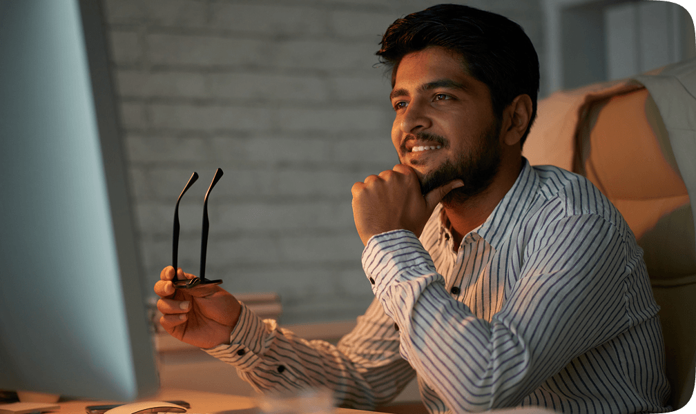 Locket user at a desktop